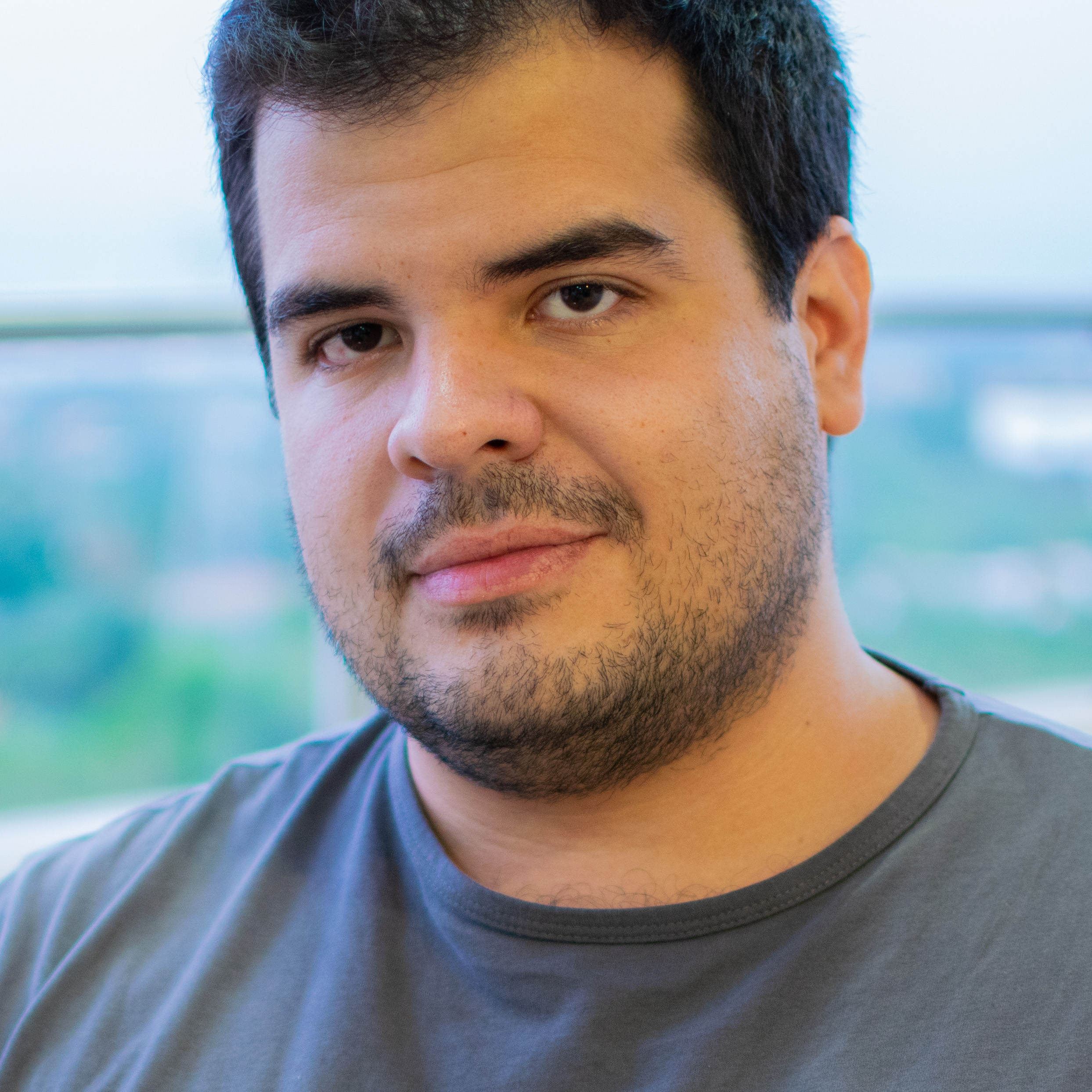 Daniel Varona Headshot